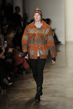 New york - Şubat 09: model yürür çapkın koleksiyonu için pist johnson hartig tarafından moda haftasında Manhattan'da süt stüdyoda 09 Şubat 2012 tarihinde new York'ta