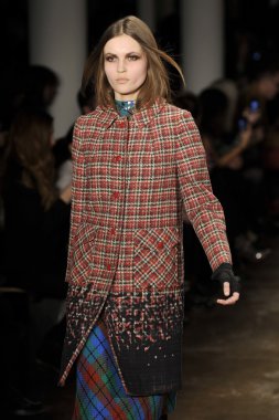 New york - Şubat 09: model yürür çapkın koleksiyonu için pist johnson hartig tarafından moda haftasında Manhattan'da süt stüdyoda 09 Şubat 2012 tarihinde new York'ta