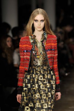 New york - Şubat 09: model yürür çapkın koleksiyonu için pist johnson hartig tarafından moda haftasında Manhattan'da süt stüdyoda 09 Şubat 2012 tarihinde new York'ta