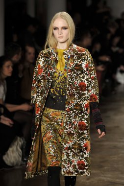 New york - Şubat 09: model yürür çapkın koleksiyonu için pist johnson hartig tarafından moda haftasında Manhattan'da süt stüdyoda 09 Şubat 2012 tarihinde new York'ta