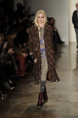 New york - Şubat 09: model yürür çapkın koleksiyonu için pist johnson hartig tarafından moda haftasında Manhattan'da süt stüdyoda 09 Şubat 2012 tarihinde new York'ta