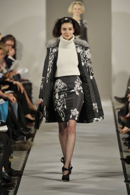 New york - 14 Şubat: oscar de la renta 2012 fallwinter sunumu için 11 Batı 42 Street 08 Şubat 2012 tarihinde new york moda haftasında bir model wailks pist