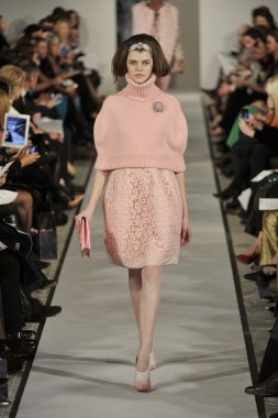 New york - 14 Şubat: oscar de la renta sonbahar kış 2012 sunum için 11 Batı 42 Street 08 Şubat 2012 tarihinde new york moda haftasında pist model yürür