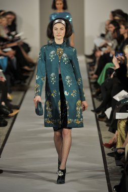 New york - 14 Şubat: oscar de la renta sonbahar kış 2012 sunum için 11 Batı 42 Street 08 Şubat 2012 tarihinde new york moda haftasında pist model yürür