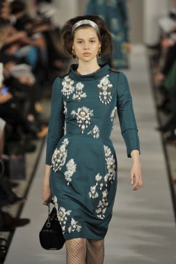 New york - 14 Şubat: oscar de la renta sonbahar kış 2012 sunum için 11 Batı 42 Street 08 Şubat 2012 tarihinde new york moda haftasında pist model yürür