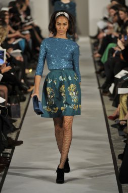 New york - 14 Şubat: oscar de la renta sonbahar kış 2012 sunum için 11 Batı 42 Street 08 Şubat 2012 tarihinde new york moda haftasında pist model yürür