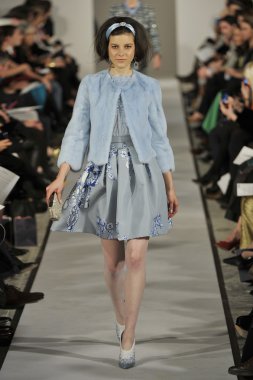 New york - 14 Şubat: oscar de la renta sonbahar kış 2012 sunum için 11 Batı 42 Street 08 Şubat 2012 tarihinde new york moda haftasında pist model yürür