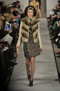 New york - 14 Şubat: oscar de la renta sonbahar kış 2012 sunum için 11 Batı 42 Street 08 Şubat 2012 tarihinde new york moda haftasında pist model yürür