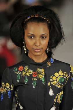 New york - 14 Şubat: oscar de la renta sonbahar kış 2012 sunum için 11 Batı 42 Street 08 Şubat 2012 tarihinde new york moda haftasında pist model yürür