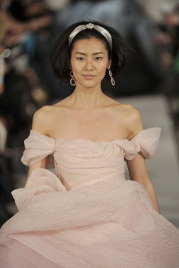 New york - 14 Şubat: oscar de la renta sonbahar kış 2012 sunum için 11 Batı 42 Street 08 Şubat 2012 tarihinde new york moda haftasında pist model yürür
