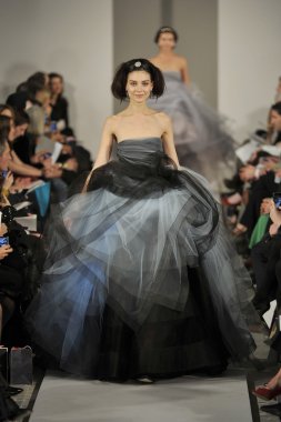 New york - 14 Şubat: oscar de la renta sonbahar kış 2012 sunum için 11 Batı 42 Street 08 Şubat 2012 tarihinde new york moda haftasında pist model yürür