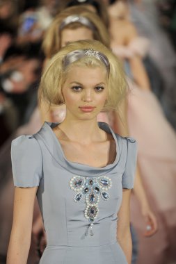 New york - 14 Şubat: oscar de la renta sonbahar kış 2012 sunum için 11 Batı 42 Street 08 Şubat 2012 tarihinde new york moda haftasında pist model yürür