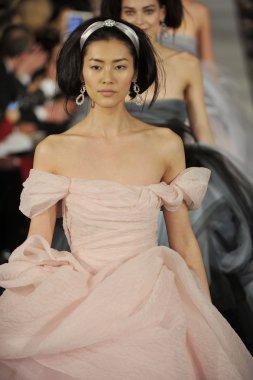 New york - 14 Şubat: oscar de la renta sonbahar kış 2012 sunum için 11 Batı 42 Street 08 Şubat 2012 tarihinde new york moda haftasında pist model yürür