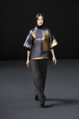 New york - 15 Şubat: bağlantı noktaları 1961 new york Halk Kütüphanesi'nde 42 st 15 Şubat 2012 tarihinde new york moda haftasında 2012 kış sunuda düşmek için bir model pist yürür.