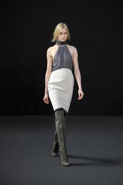 New york - 15 Şubat: bağlantı noktaları 1961 new york Halk Kütüphanesi'nde 42 st 15 Şubat 2012 tarihinde new york moda haftasında 2012 kış sunuda düşmek için bir model pist yürür.