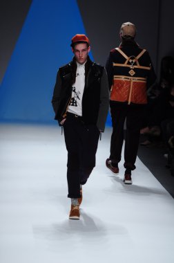 New york - Şubat 10: erkek model 10 Şubat 2012 tarihinde new york moda haftasında lincoln Center'da genel fikir sonbahar kış 2012 tanıtımı için pist yürür