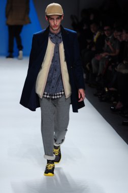 New york - Şubat 10: erkek model 10 Şubat 2012 tarihinde new york moda haftasında lincoln Center'da genel fikir sonbahar kış 2012 tanıtımı için pist yürür