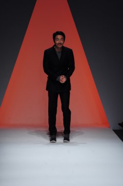 New york - Şubat 10: tasarımcı bumsuk choi 10 Şubat 2012 tarihinde new york moda haftasında lincoln Center'da genel fikir sonbahar kış 2012 tanıtımı için pist yürür