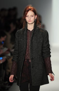 New york - Şubat 10: manken rebacca taylor sonbahar kış 2012 tanıtım Lincoln center 10 Şubat 2012 tarihinde new york moda haftası için pist yürür