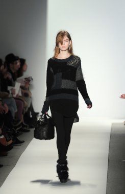 New york - Şubat 10: manken rebacca taylor sonbahar kış 2012 tanıtım Lincoln center 10 Şubat 2012 tarihinde new york moda haftası için pist yürür