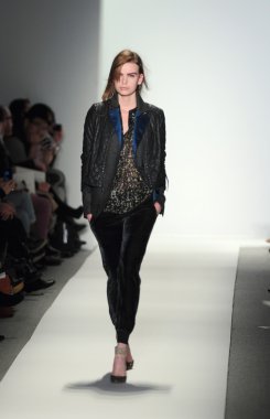New york - Şubat 10: manken rebacca taylor sonbahar kış 2012 tanıtım Lincoln center 10 Şubat 2012 tarihinde new york moda haftası için pist yürür