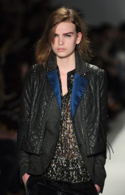 New york - Şubat 10: manken rebacca taylor sonbahar kış 2012 tanıtım Lincoln center 10 Şubat 2012 tarihinde new york moda haftası için pist yürür