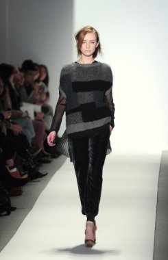 New york - Şubat 10: manken rebacca taylor sonbahar kış 2012 tanıtım Lincoln center 10 Şubat 2012 tarihinde new york moda haftası için pist yürür