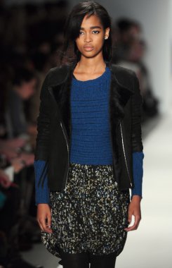 New york - Şubat 10: manken rebacca taylor sonbahar kış 2012 tanıtım Lincoln center 10 Şubat 2012 tarihinde new york moda haftası için pist yürür