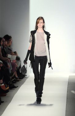 New york - Şubat 10: manken rebacca taylor sonbahar kış 2012 tanıtım Lincoln center 10 Şubat 2012 tarihinde new york moda haftası için pist yürür