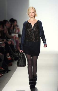 New york - Şubat 10: manken rebacca taylor sonbahar kış 2012 tanıtım Lincoln center 10 Şubat 2012 tarihinde new york moda haftası için pist yürür