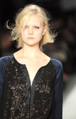 New york - Şubat 10: manken rebacca taylor sonbahar kış 2012 tanıtım Lincoln center 10 Şubat 2012 tarihinde new york moda haftası için pist yürür