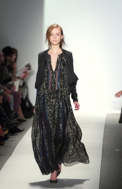 New york - Şubat 10: manken rebacca taylor sonbahar kış 2012 tanıtım Lincoln center 10 Şubat 2012 tarihinde new york moda haftası için pist yürür