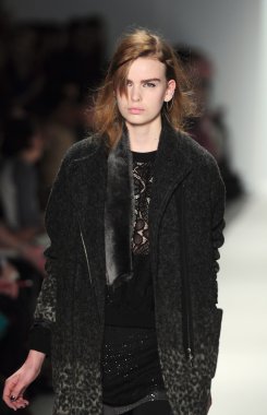 New york - Şubat 10: manken rebacca taylor sonbahar kış 2012 tanıtım Lincoln center 10 Şubat 2012 tarihinde new york moda haftası için pist yürür