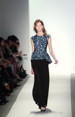 New york - Şubat 10: manken rebacca taylor sonbahar kış 2012 tanıtım Lincoln center 10 Şubat 2012 tarihinde new york moda haftası için pist yürür