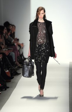 New york - Şubat 10: manken rebacca taylor sonbahar kış 2012 tanıtım Lincoln center 10 Şubat 2012 tarihinde new york moda haftası için pist yürür