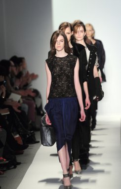 New york - Şubat 10: manken rebacca taylor sonbahar kış 2012 tanıtım Lincoln center 10 Şubat 2012 tarihinde new york moda haftası için pist yürür