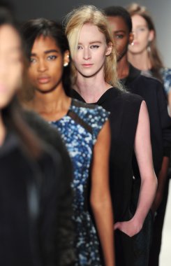 New york - Şubat 10: modelleri yürüyüş pist için rebacca taylor sonbahar kış 2012 tanıtım Lincoln Merkezi new york moda haftası 10 Şubat 2012
