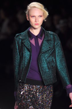 New york - Şubat 10: manken rebecca minkoff sonbahar kış 2012 tanıtım için pist lincoln Center'da 10 Şubat 2012 tarihinde new york moda haftasında yürür