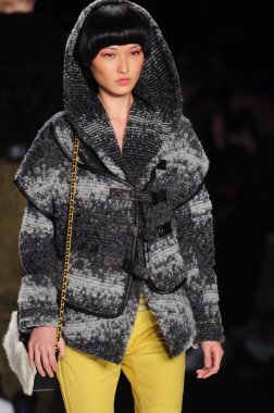 New york - Şubat 10: manken rebecca minkoff sonbahar kış 2012 tanıtım için pist lincoln Center'da 10 Şubat 2012 tarihinde new york moda haftasında yürür