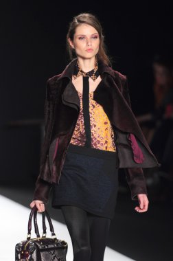New york - Şubat 10: manken rebecca minkoff sonbahar kış 2012 tanıtım için pist lincoln Center'da 10 Şubat 2012 tarihinde new york moda haftasında yürür