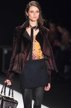 New york - Şubat 10: manken rebecca minkoff sonbahar kış 2012 tanıtım için pist lincoln Center'da 10 Şubat 2012 tarihinde new york moda haftasında yürür