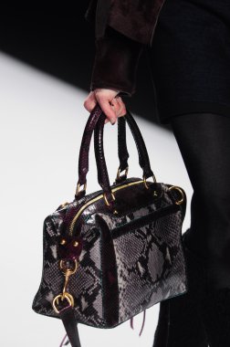 New york - Şubat 10: manken rebecca minkoff sonbahar kış 2012 tanıtım için pist lincoln Center'da 10 Şubat 2012 tarihinde new york moda haftasında yürür