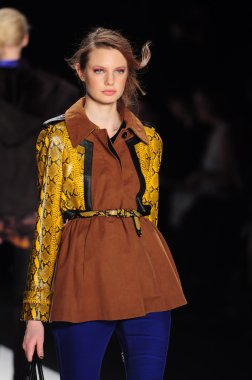 New york - Şubat 10: manken rebecca minkoff sonbahar kış 2012 tanıtım için pist lincoln Center'da 10 Şubat 2012 tarihinde new york moda haftasında yürür