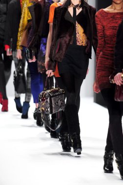 New york - Şubat 10: manken rebecca minkoff sonbahar kış 2012 tanıtım için pist lincoln Center'da 10 Şubat 2012 tarihinde new york moda haftasında yürür