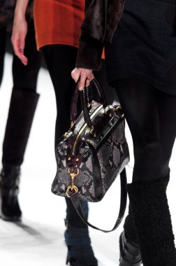New york - Şubat 10: manken rebecca minkoff sonbahar kış 2012 tanıtım için pist lincoln Center'da 10 Şubat 2012 tarihinde new york moda haftasında yürür