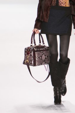 New york - Şubat 10: manken rebecca minkoff sonbahar kış 2012 tanıtım için pist lincoln Center'da 10 Şubat 2012 tarihinde new york moda haftasında yürür