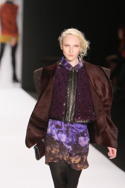 New york - Şubat 10: manken rebecca minkoff sonbahar kış 2012 tanıtım için pist lincoln Center'da 10 Şubat 2012 tarihinde new york moda haftasında yürür