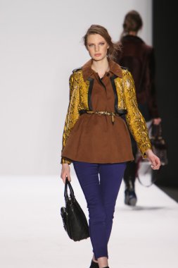 New york - Şubat 10: manken rebecca minkoff sonbahar kış 2012 tanıtım için pist lincoln Center'da 10 Şubat 2012 tarihinde new york moda haftasında yürür