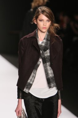 New york - Şubat 10: manken rebecca minkoff sonbahar kış 2012 tanıtım için pist lincoln Center'da 10 Şubat 2012 tarihinde new york moda haftasında yürür