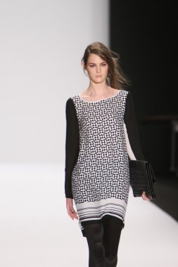 New york - Şubat 10: manken rebecca minkoff sonbahar kış 2012 tanıtım için pist lincoln Center'da 10 Şubat 2012 tarihinde new york moda haftasında yürür